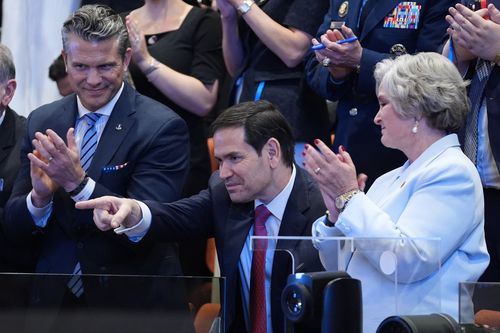 O secretário de Estado Marco Rubio é reconhecido pelo presidente Donald Trump enquanto fala ao Knesset, o parlamento de Israel, segunda-feira, 13 de outubro de 2025, em Jerusalém, enquanto o secretário de Defesa Pete Hegseth e a chefe de gabinete da Casa Branca, Susie Wiles, observam. (Foto AP / Evan Vucci, Piscina)