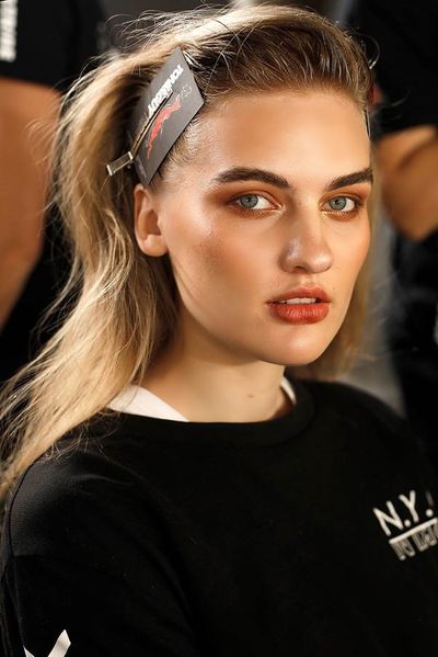 <p><strong><em>Macgraw Mercedes Benz Fashion Week '18</em></strong></p>
<p>The bright, bold lips and glittery eyelids at the brand's show were the perfect complement to the brand's ethereal and romantic designs.&nbsp;</p>