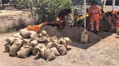 Inondazioni nel Queensland: i sacchi di sabbia sono continuati questo pomeriggio con gli equipaggi del Servizio di emergenza statale (SES) che hanno già messo insieme quasi 2000 sacchi a Longreach Queensland.