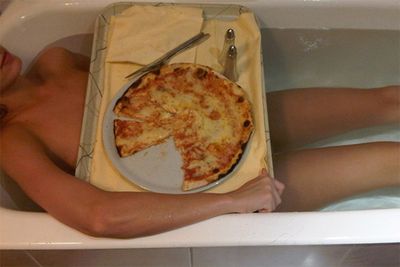 After a long working week, most of us might like to unwind with a hot bath, a slice o' pizza and good bottle of red. The difference for songstress Katy Perry is, she thought it best to share this intimate, <i>naked</i> experience with the rest of the world!<br/><br/><i>Image: Twitter @katyperry</i>
