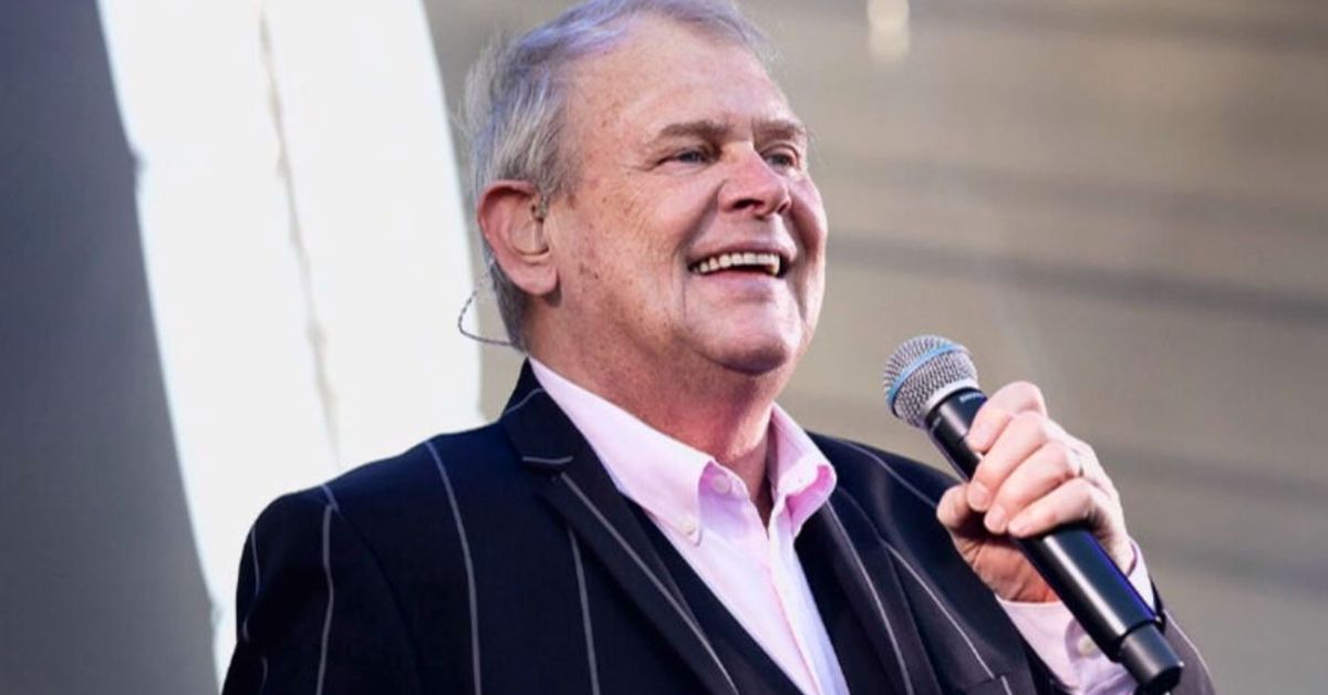 John Farnham’s family responds to ‘deeply touching’ Robbie Williams tribute at AFL Grand Final – 9News