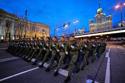 I militari russi marciano verso la Piazza Rossa prima delle prove della parata militare del Giorno della Vittoria a Mosca, mercoledì 29 aprile 2026, sullo sfondo di un grattacielo in stile Stalin. (AP Photo/Alexander Zemlianichenko)