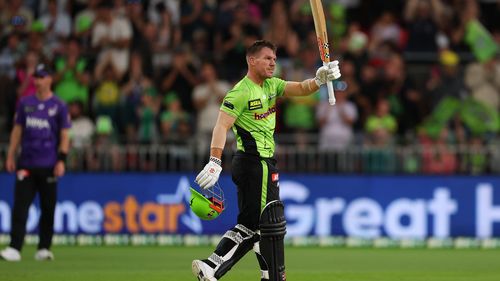 SYDNEY, AUSTRALIA - 3 GENNAIO: David Warner dei Thunder festeggia il secolo durante la partita BBL tra Sydney Thunder e Hobart Hurricanes all'ENGIE Stadium, il 3 gennaio 2026, a Sydney, Australia (foto di Morgan Hancock/Getty Images)