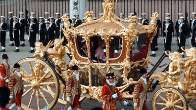 Queen Elizabeth ll leaves Buckingham Palace in the Gold State Coach during the Silver Jubilee celebrations on 7th June 1977 in London, England. (Photo by Anwar Hussein/Getty Images)