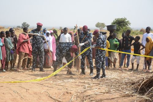 A polícia nigeriana e o esquadrão anti-bomba protegem o local de um ataque aéreo dos EUA no noroeste de Jabo, Nigéria, sexta-feira, 26 de dezembro de 2025. (AP Photo / Tunde Omolehin)