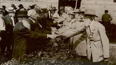 US Civil War veterans greet each other in Gettysburg in 1913.