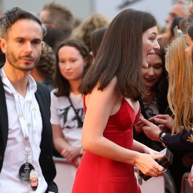Lorde arrives at the 2015 Vodafone Music Awards in Auckland with Justin Warren by her side. 