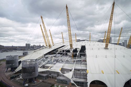 Une vue des dommages au toit de l'O2 Arena, causés par la tempête Eunice, dans le sud-est de Londres, le vendredi 18 février 2022.  