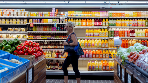 Um cliente em um supermercado de Sydney.