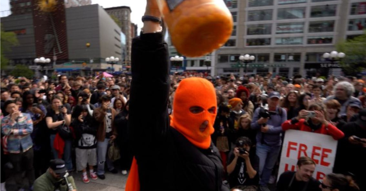 Загадочный житель Нью-Йорка привлекает многотысячную толпу, чтобы посмотреть, как он ест банку сырных шариков