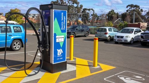 Estação de carregamento de veículos elétricos (EV) da Austrália Ocidental em Kalgoorlie-Boulder, Outback Australia