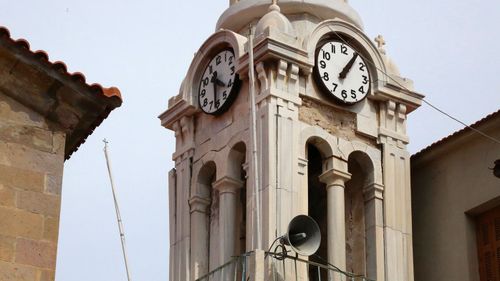 A damaged clock of Agios Panteleimonas Church, in Plomari village after a strong earthquake struck Lesvos island, in Greece. (AAP)