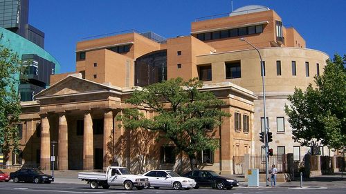 Um relatório apresentado ao Tribunal de Magistrados de Adelaide (foto) concluiu que McBride era um candidato adequado para libertação.