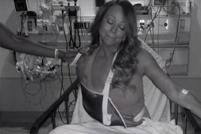 Mariah Carey dislocated her shoulder...but she battled on, getting one of her minions to take this snap. Look at that 'pity me' face. Bless.