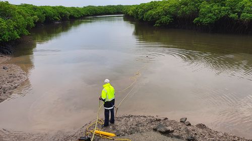 Tow truck drivers in Queensland's north have had to deploy tow truck divers to help pull out a fully submerged car from a creek near Mackay. 