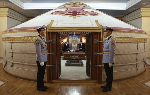 Russian President Vladimir Putin, centre; Mongolian President Ukhnaagiin Khurelsukh, left