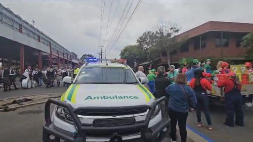 Une voiture incontrôlable a provoqué une grande frayeur lors du concours de Noël de Port Adelaide. Les participants ont dû être soignés pour choc après que la berline a traversé une barrière, les manquant de quelques mètres.