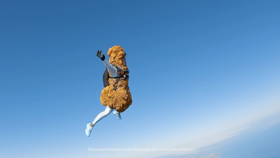 Le pilon humain de KFC saute en parachute vers un sac de livraison géant. 