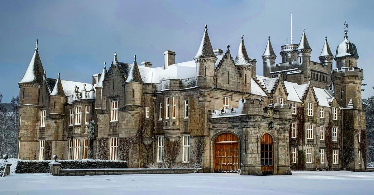 Балморал замок в шотландии внутри фото Queen Elizabeth pays tribute to Balmoral Castle in Scotland in honour of Burns N