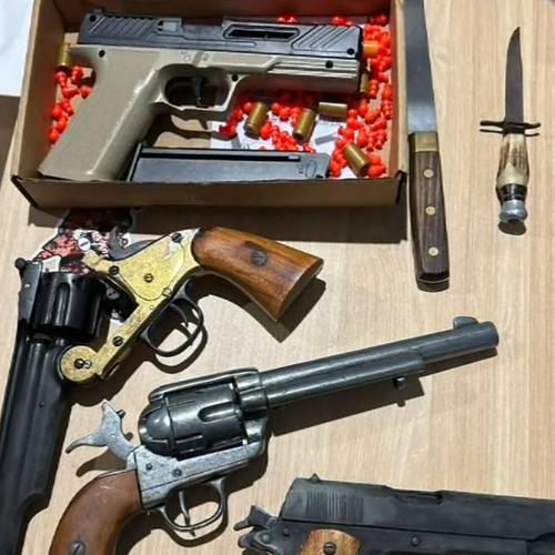 Oggetti presumibilmente trovati nella sua casa di Bindoon durante il raid della polizia