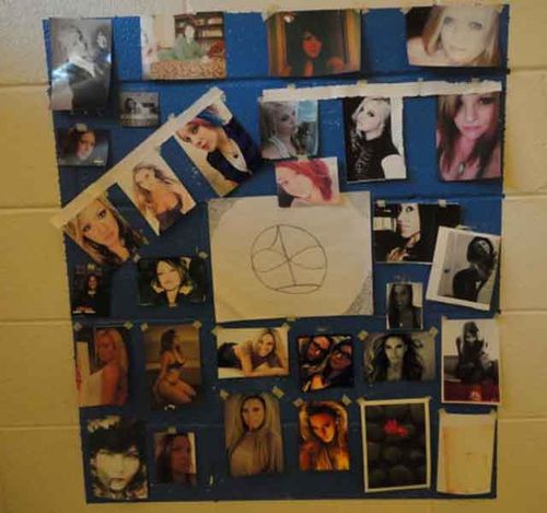 hamburger Hej Udstyr Killer's cell shows disturbing photographs from legion of female fans