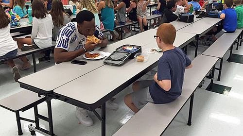 The photo that started it all - Travis and Bo pictured having lunch together. (Leah Paske/Facebook)