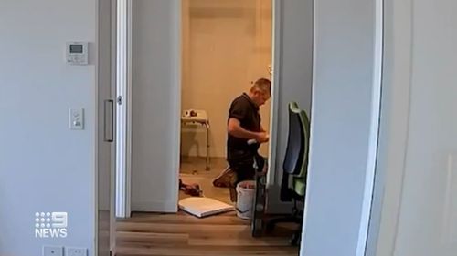 یک لوله کش که توسط یک صاحب خانه در بریزبن استخدام شده بود تا حمام او را تعمیر کند، در دوربین عکاسی شده است که از ظروف او در توالت استفاده می کند و آنها را بدون شسته به آشپزخانه برمی گرداند.
