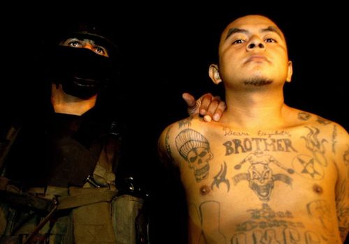 El Salvador police detain a suspected MS-13 gang member. (Photo: AP).