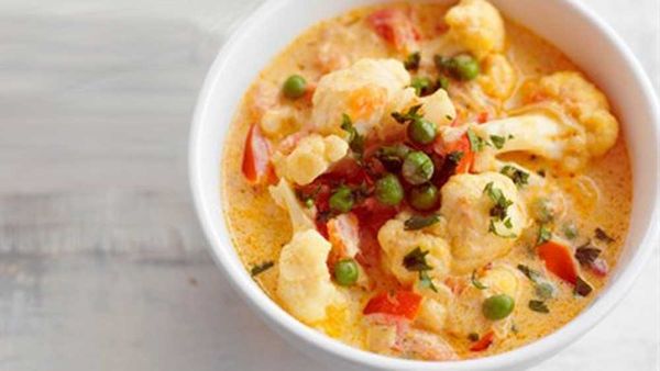 Cauliflower and green pea curry