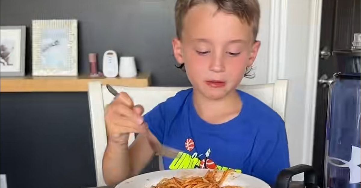 Odd detail in family's dinnertime snap