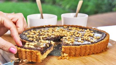 Easy salted chocolate caramel peanut tart hack