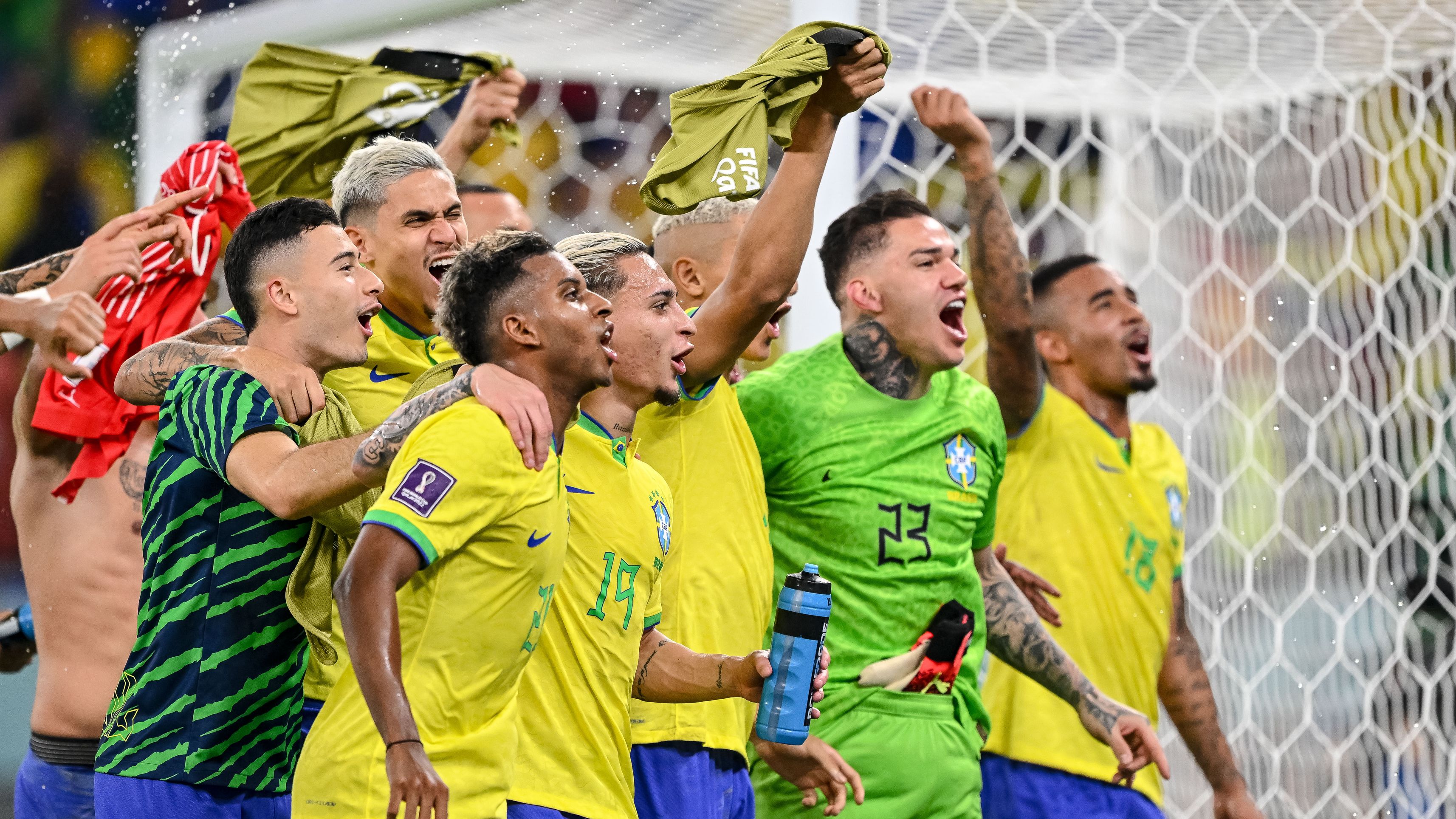 DOHA, QATAR - NOVEMBER 28: brazilian players celebrate after winning the FIFA World Cup Qatar 2022 Group G match between Brazil and Switzerland at Stadium 974 on November 28, 2022 in Doha, Qatar. (Photo by Harry Langer/DeFodi Images via Getty Images)