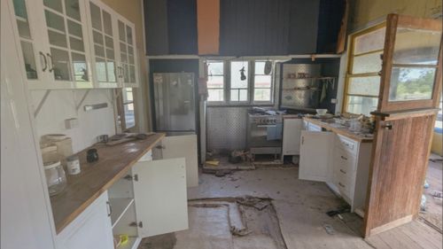 La casa è caduta in uno stato fatiscente.