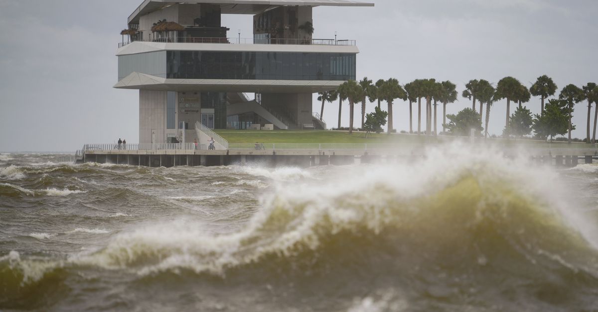 Helen si abbatte come un uragano di categoria 4 nel nord-ovest della Florida