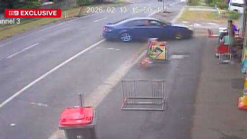 L'auto sbanda fuori controllo, inchiodando gli adolescenti al muro