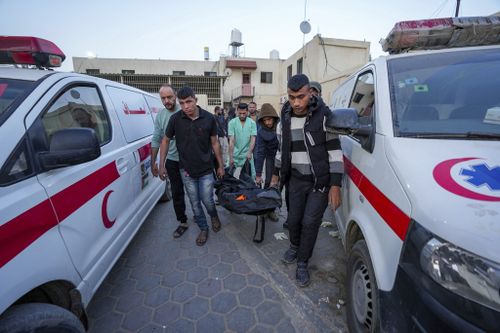 Des Palestiniens transportent le corps d'un employé de World Central Kitchen à l'hôpital Al Aqsa de Deir al-Balah, dans la bande de Gaza, le mardi 2 avril 2024.  
