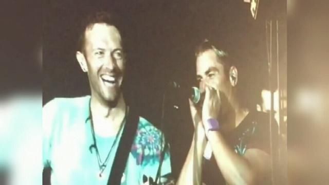 Shane Warne plays harmonica with Coldplay at Melbourne concert