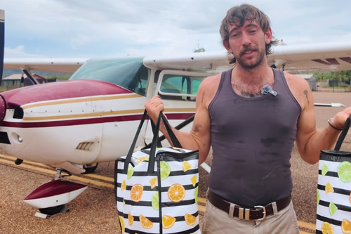 T﻿om Forrest vive nella piccola città di Wyndham nella regione del Kimberly nell'Australia occidentale. 