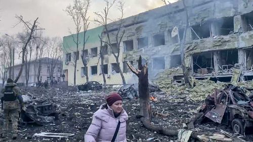 Rosja bombarduje cele cywilne w ukraińskich miastach, takich jak Mariupol.