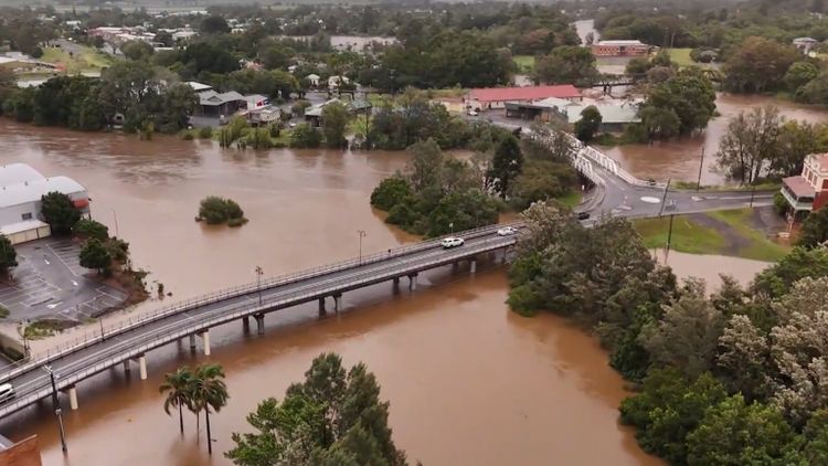 Major flooding expected for Lismore, levee 1 metre from breaking