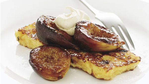 Pain perdu with pan-fried figs and spiced cream 