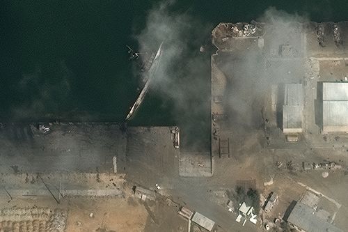 Esta imagem de satélite fornecida pela Vantor mostra a vista do navio naufragado na base naval de Konarak, no Irã, na quarta-feira, 4 de março de 2026.    