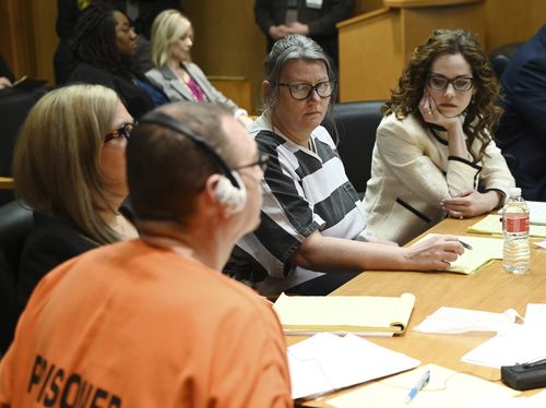 Jennifer Crumbley regarde son mari James Crumbley lors de la détermination de la peine au tribunal de circuit du comté d'Oakland, le mardi 9 avril 2024, à Pontiac, Michigan. 
