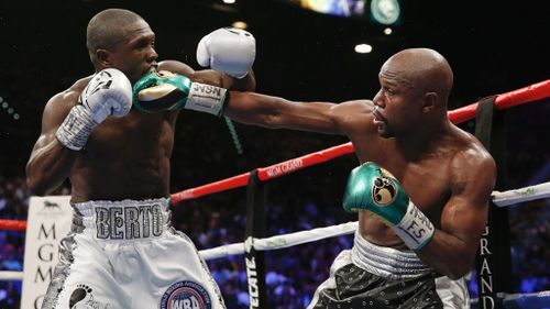 Berto and Mayweather go toe-to-toe. (AAP)