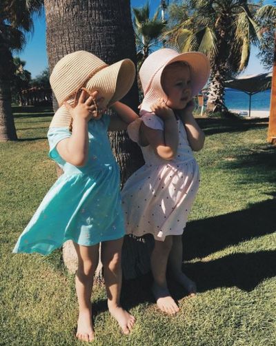 We love the adult-fashion free, Holly Hobbi vibe of these sweet Russian sisters. Follow them on <a href="https://www.instagram.com/sheriandsheri/" target="_blank" draggable="false">@sheriandsheri</a>