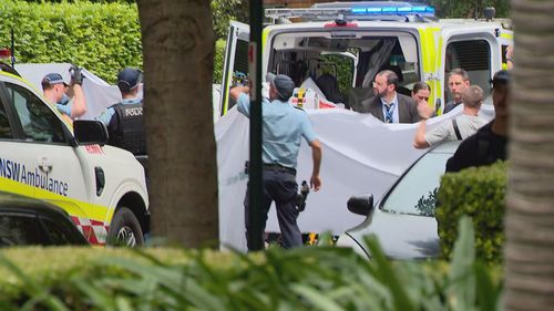 Polizia e ambulanze sul posto a Potts Point.
