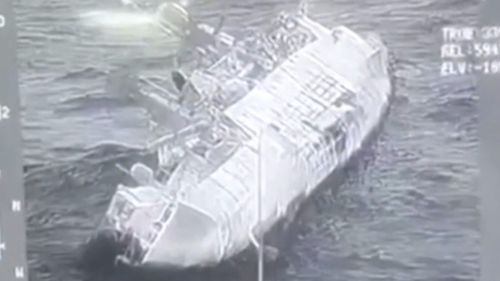 La nave è stata colpita dal maltempo e dal mare mosso.