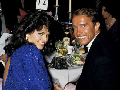 Maria Shriver dan Arnold Schwarzenegger selama Makan Malam Penghargaan Humaniter Pusat Simon Wiesenthal Pusat Humaniter Hormat Anatoly Scharansky di Bonaventure Hotel di Los Angeles, California, Amerika Serikat pada tahun 1987.