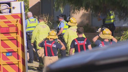 Une grand-mère et un enfant en bas âge restent à l'hôpital après avoir subi une intervention chirurgicale à la suite d'un accident de voiture dans une allée dans la banlieue de Perth, à Edgewater.
