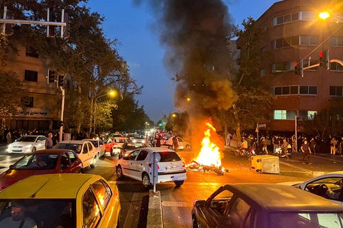 Une moto de police brûle lors d'une manifestation contre la mort de Mahsa Amini, une femme décédée après avoir été arrêtée par la République islamique "police des mœurs"à Téhéran, Iran le 19 septembre 2022.  